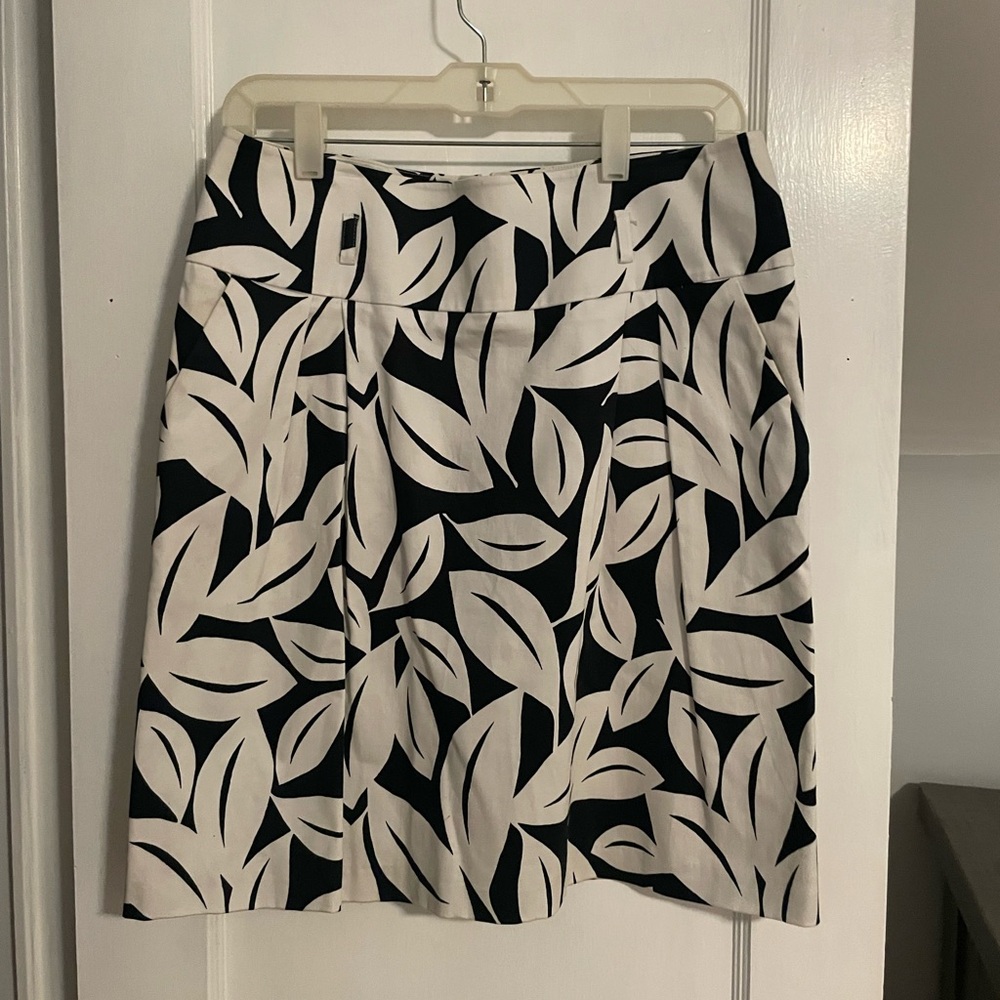 New York and Company size 10 black and white floral knee length skirt